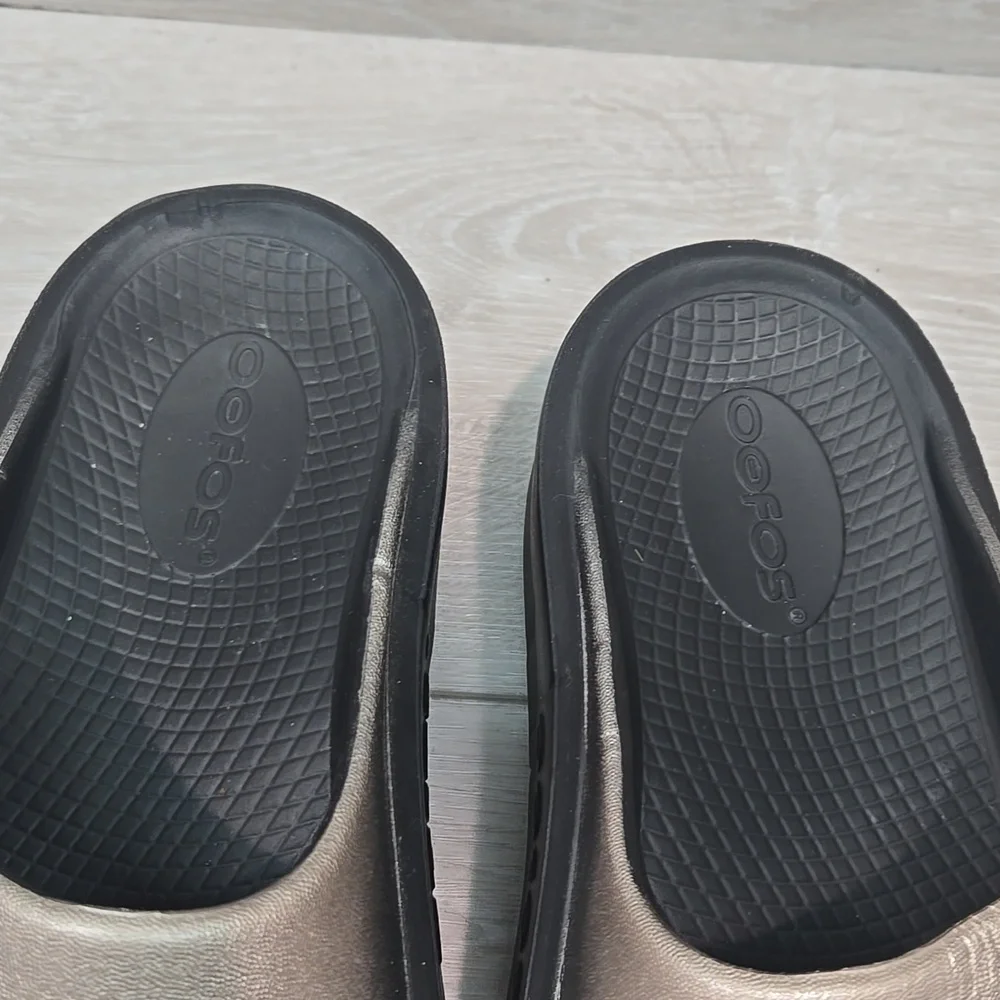 OOFOS Metallic Silver Slide Clogs - Picture 4 of 11
